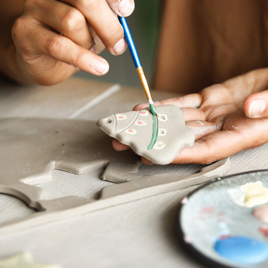 ORNEMENTS DE FÊTES : PEINTURE SUR CÉRAMIQUE 